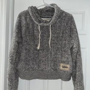 Cropped Hollister fleece sweatshirt.